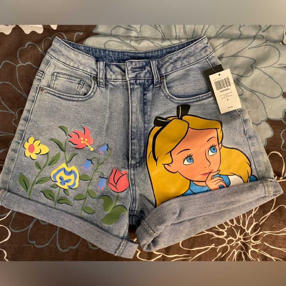 NWT Disney Alice In Wonderland Flowers Mom Jean Shorts Size 0